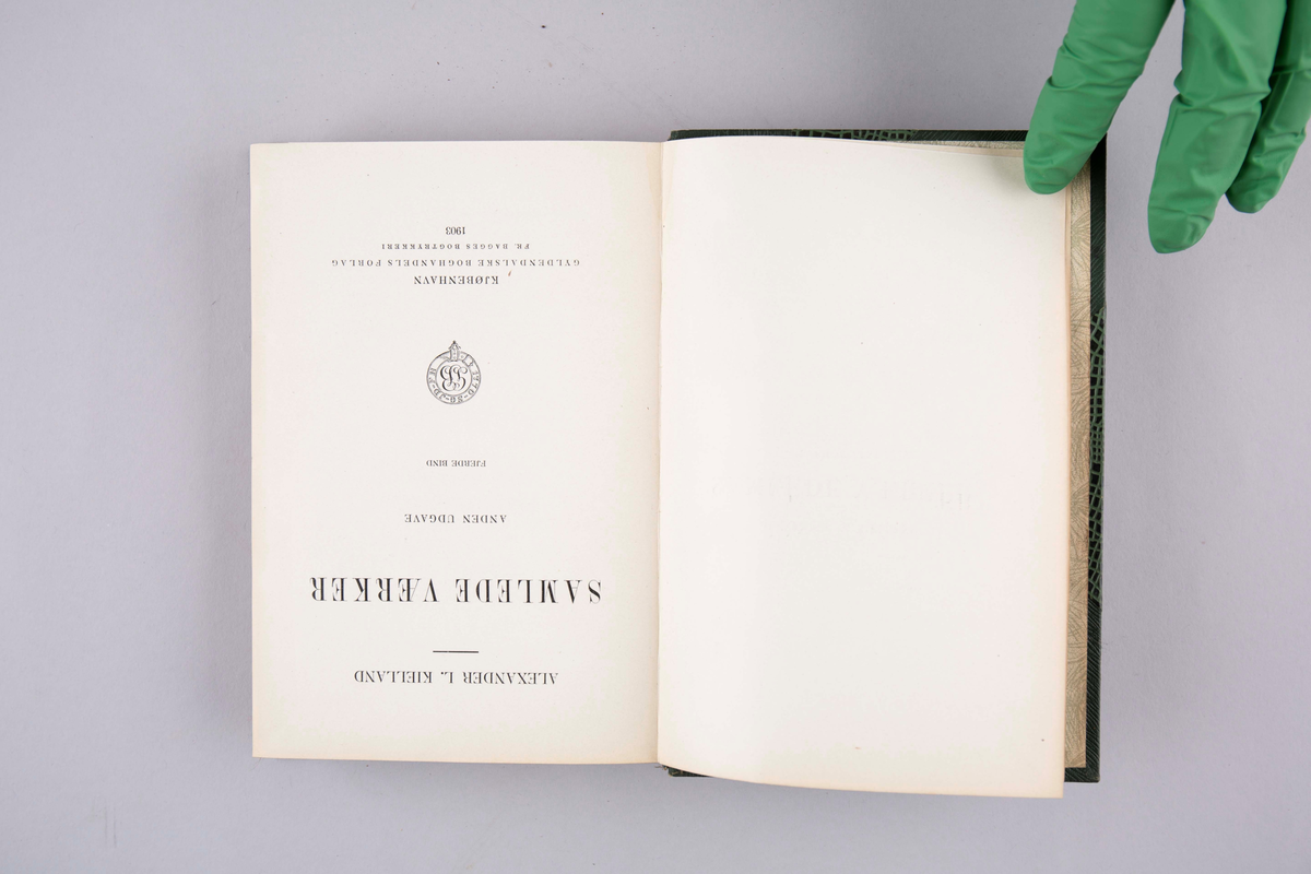 AL Kiellands samlede verker, 4. bind: For scenen (Paa Hjemveien, Hans Majestæts Foged, Det hele er ingenting), Tre Par, Bettys Formynder, Professoren. Innbundet, 446 sider.