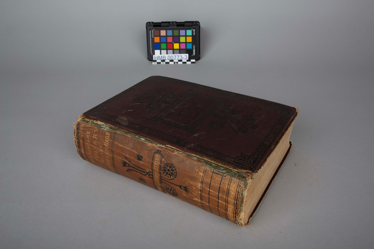 The Library Dictionairy of the English Language. Innbundet, 974 sider. W. Collins, London and Glasgow.