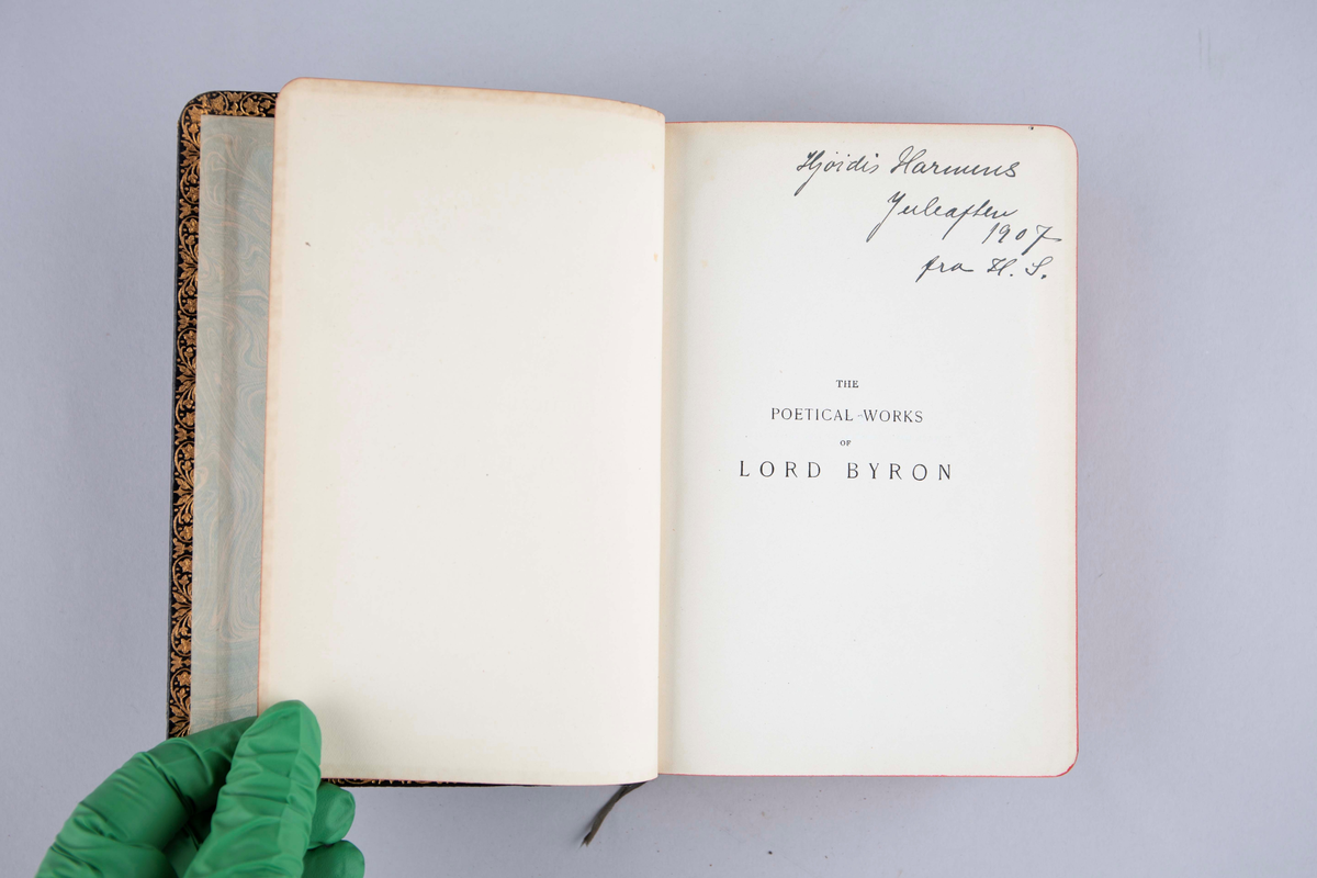 Lord Byron: The Poetical Work of Lord Byron. Innbundet, 924 sider. Oxford University Press 1907.