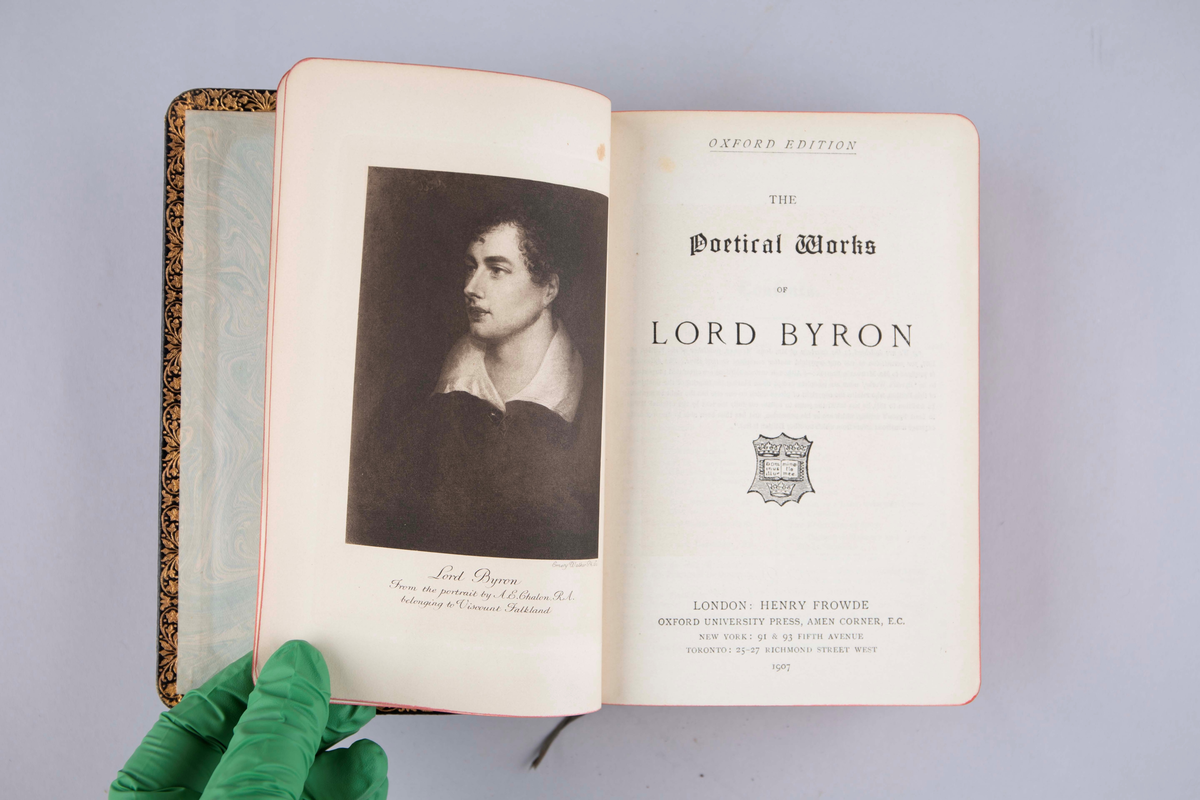 Lord Byron: The Poetical Work of Lord Byron. Innbundet, 924 sider. Oxford University Press 1907.