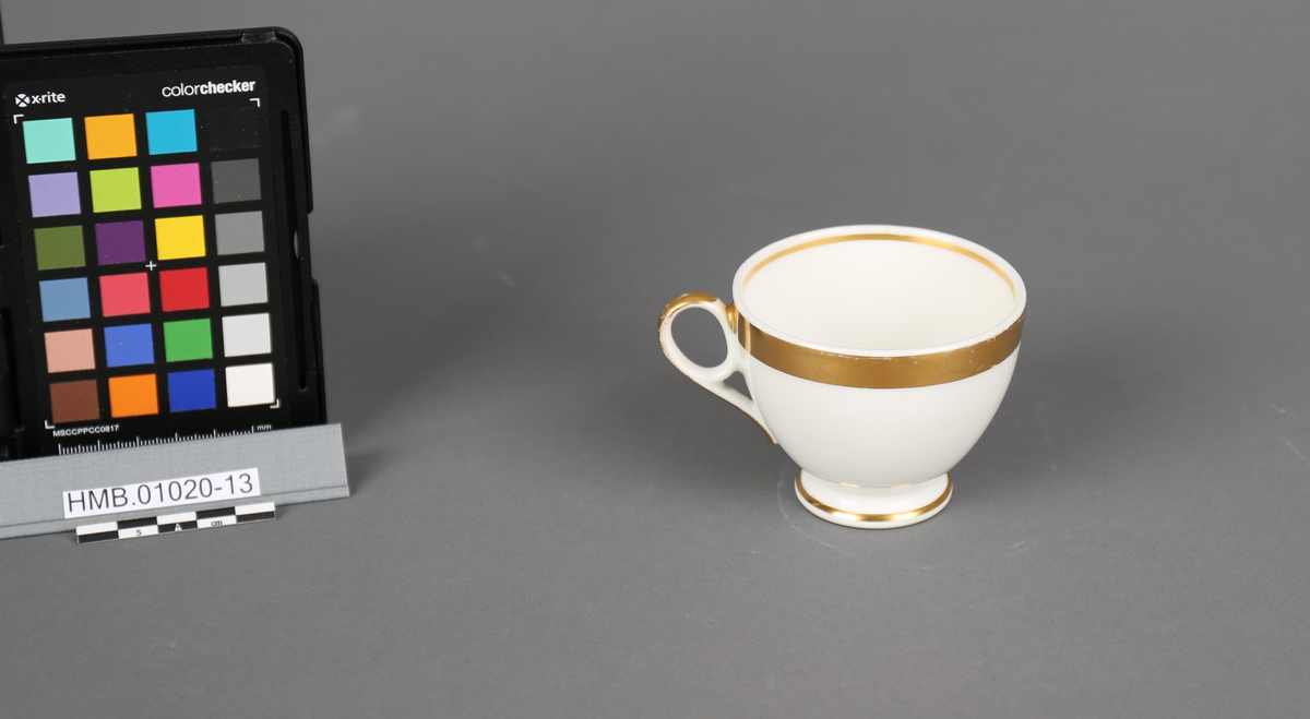 Kaffekopp. Hører til kaffeservise i 27 deler. Serviset har tilhørt handelsfamilien Harmens som hadde virksomhet på Bryggen i Bergen.
