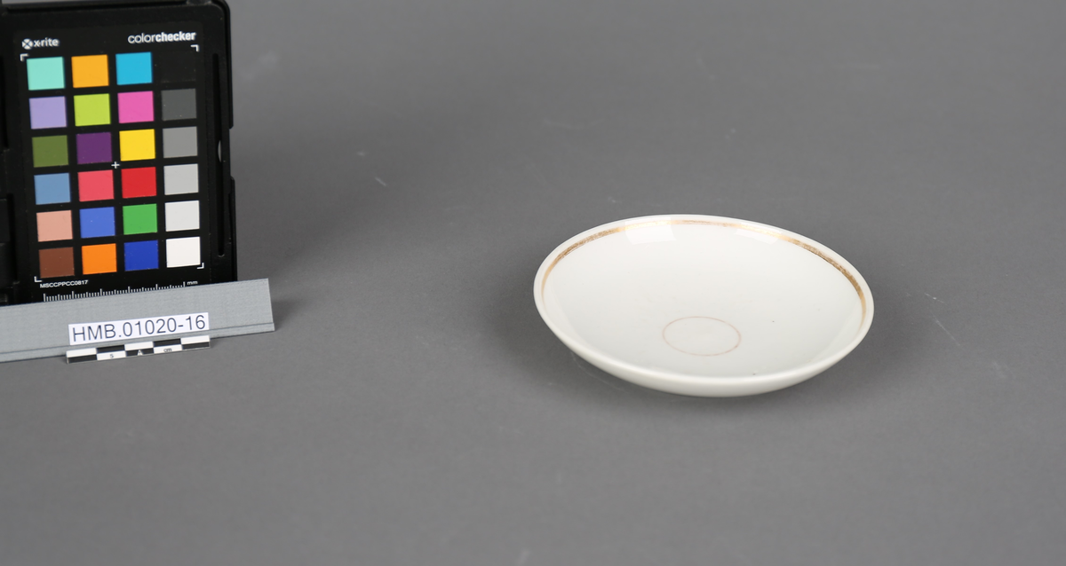 Kaffeskål. Hører til kaffeservise i 27 deler. Serviset har tilhørt handelsfamilien Harmens som hadde virksomhet på Bryggen i Bergen.