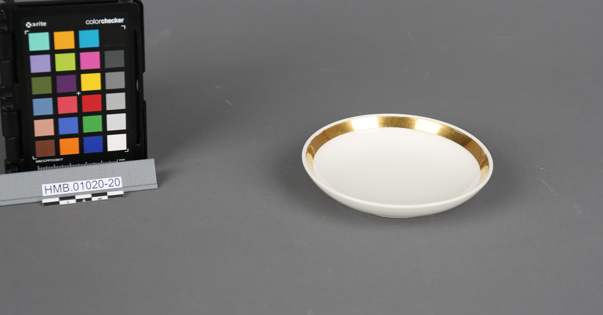 Kaffeskål. Hører til kaffeservise i 27 deler. Serviset har tilhørt handelsfamilien Harmens som hadde virksomhet på Bryggen i Bergen.
