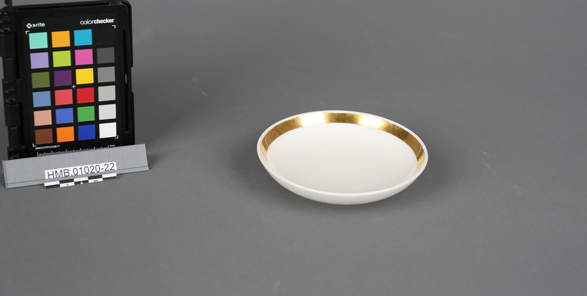 Kaffeskål. Hører til kaffeservise i 27 deler. Serviset har tilhørt handelsfamilien Harmens som hadde virksomhet på Bryggen i Bergen.
