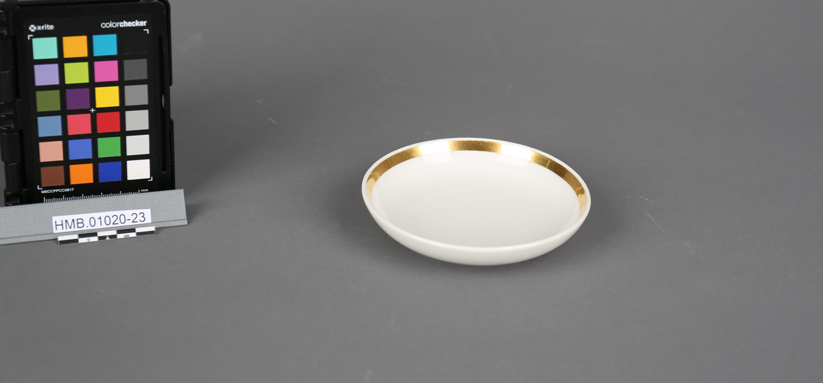 Kaffeskål. Hører til kaffeservise i 27 deler. Serviset har tilhørt handelsfamilien Harmens som hadde virksomhet på Bryggen i Bergen.
