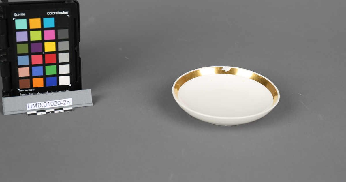 Kaffeskål. Hører til kaffeservise i 27 deler. Serviset har tilhørt handelsfamilien Harmens som hadde virksomhet på Bryggen i Bergen.
