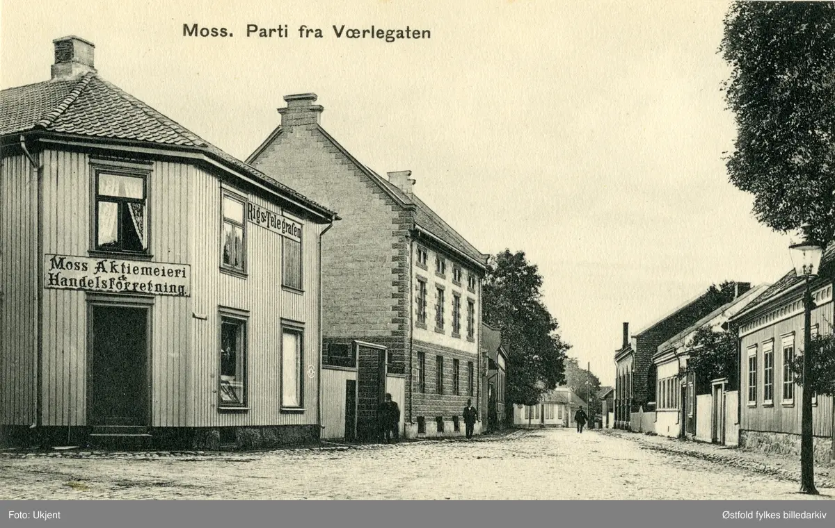Værlegata i Moss med Moss Aktiemeieri og  Rigstelegrafen.