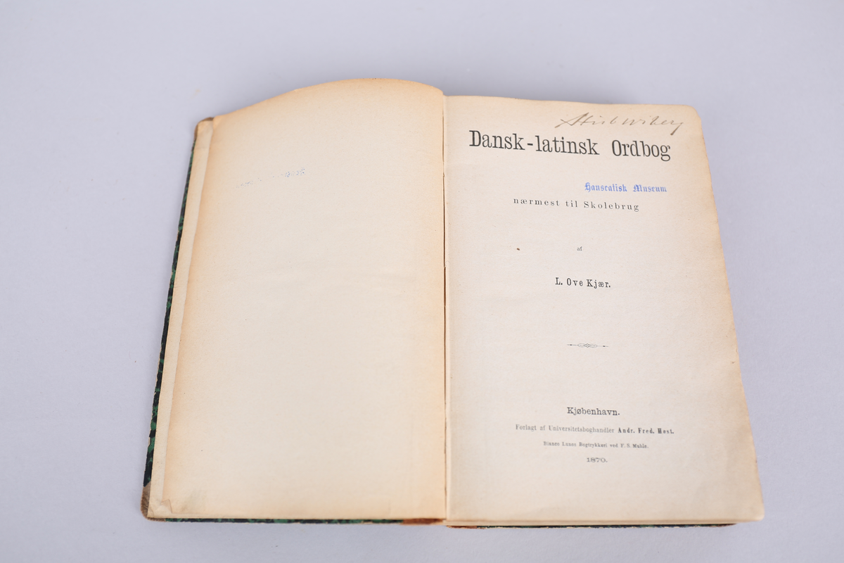 Dansk-latinsk Ordborg nærmest til Skolebrug. Innbundet, 559 sider