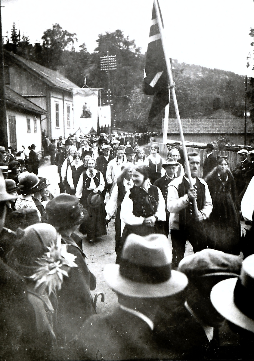 Thornes vei, tidligere Numedalsveien. 17 mai tog.