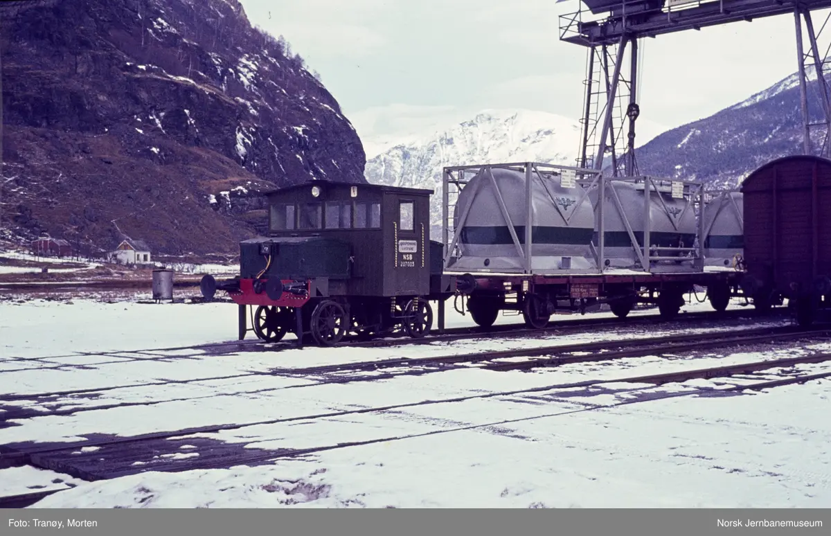 Skiftetraktor Ska 207 003 ved portalkranen på Flåm stasjon