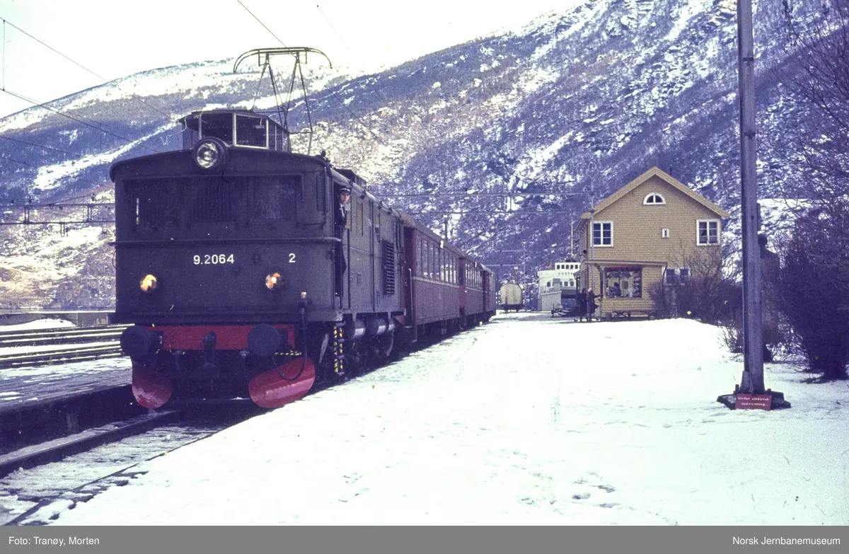 Elektrisk lokomotiv El 9 2064 med persontog til Myrdal på Flåm stasjon