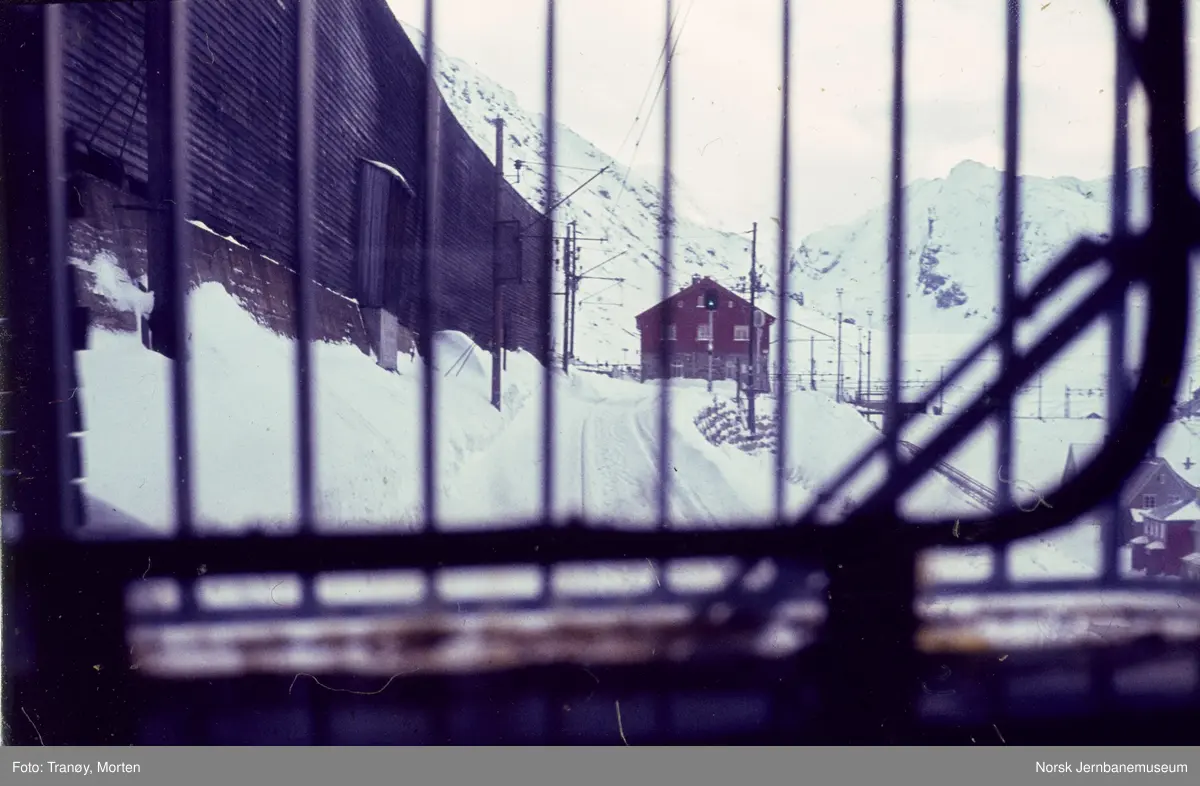 Snøoverbygg på Flåmsbana ved innkjøringen til Myrdal stasjon, sett fra lokomotivet El 9 2064