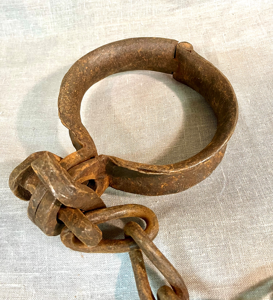 Halsjernet er hengslet og har to endestykker med en bolt gjennom. Til denne er festet en lenke med 33 vridde ledd, i enden av lenken en lang bolt med øye. Denne bolten er trolig ment å skulle føres gjennom et hull i veggen, og festes ved at en topp ble stukket gjennom øyet på bolten, på motsatt side av veggen.