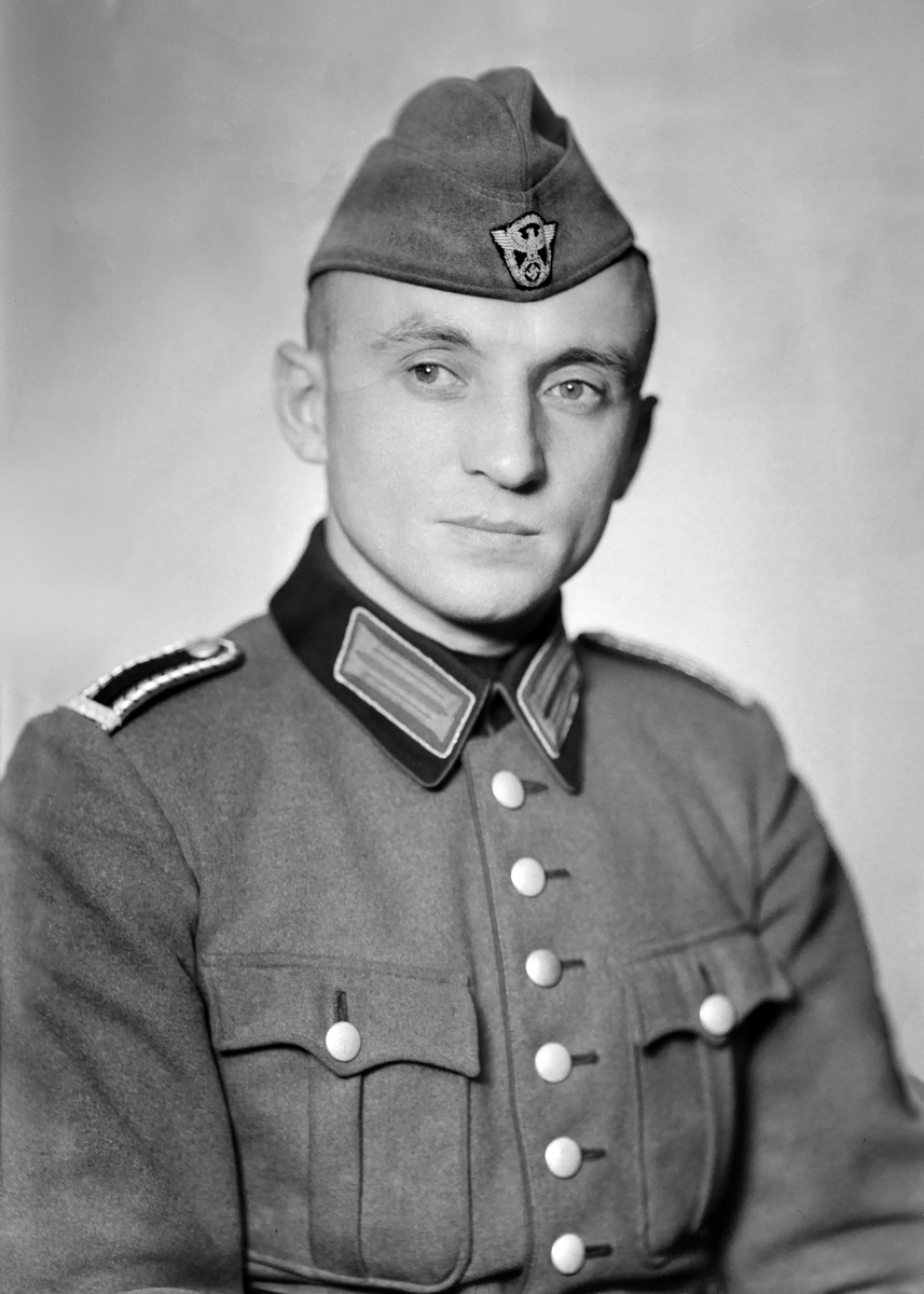 Portrett av en tysk soldat i uniform, Halden 1941.
Bestillers navn: "Waigand".