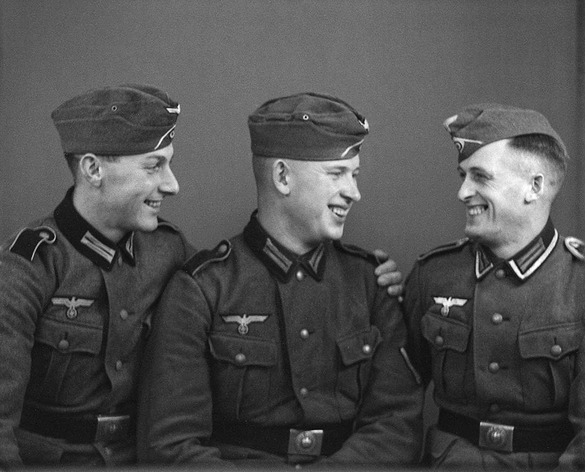 Portrett av tre tyske soldater i uniform, Halden, oktober 1940. Bilde to er utsnitt. 
Bestilleres navn:  Frantz Bölts, Heinz Ehlermann, Heinz Averbeck (Auerbeck?).