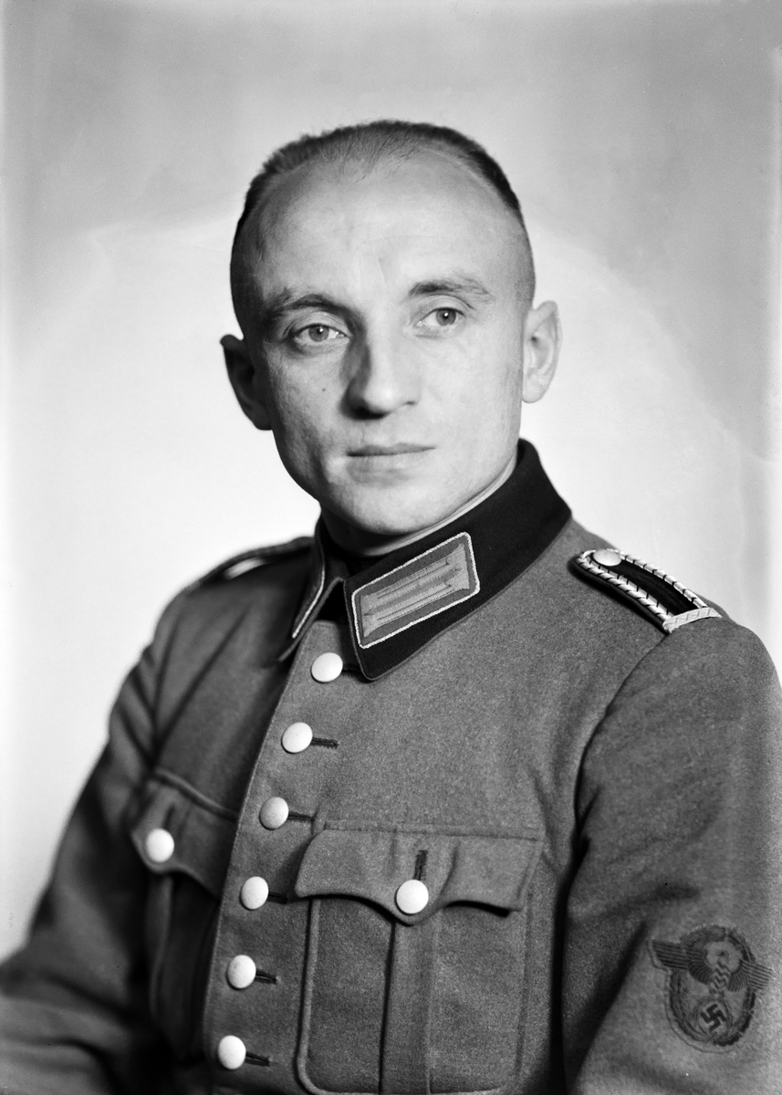 Portrett av en tysk soldat i uniform, Halden 1941. 
Bestillers navn: "Waigand".