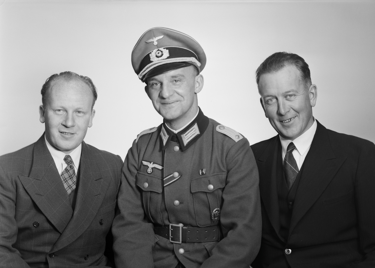 Portrett av en tysk soldat og og to menn i sivil, Halden 9. desember 1941. Bestillers navn: "Müller, Larsen og en tysker".