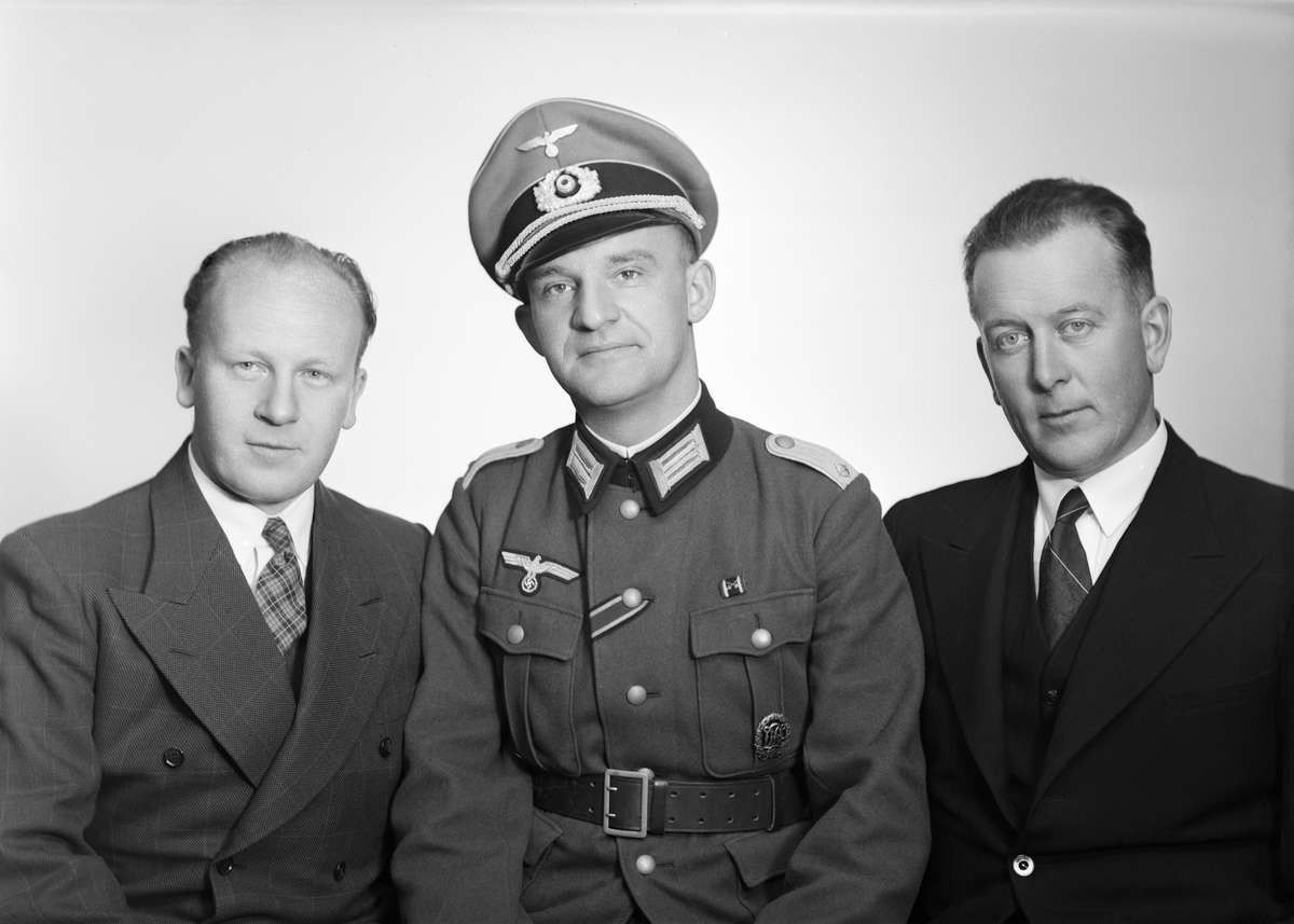 Portrett av en tysk soldat og og to menn i sivil, Halden 9. desember 1941. Bestillers navn: "Müller, Larsen og en tysker".