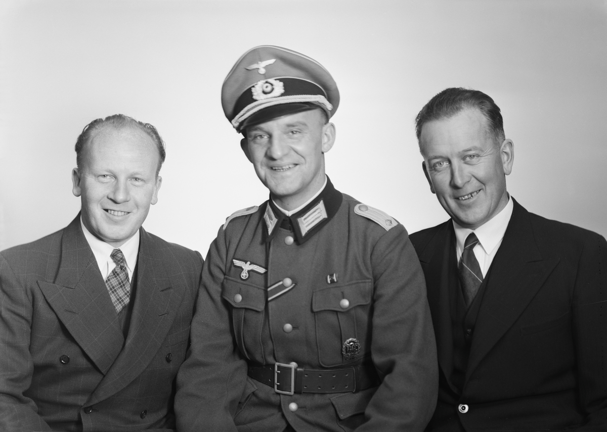 Portrett av en tysk soldat og og to menn i sivil, Halden 9. desember 1941. Bestillers navn: "Müller, Larsen og en tysker".