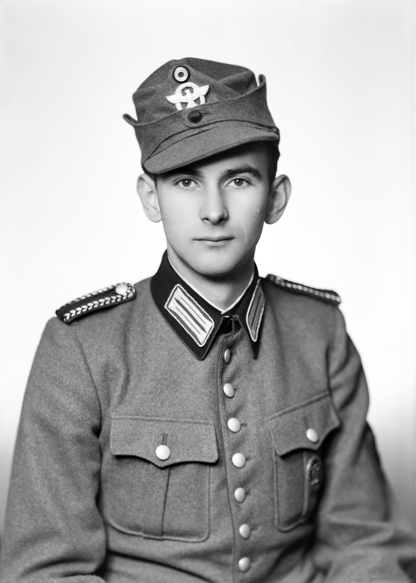 Portrett av en tysk soldat i uniform, Halden 19. jan1942. 
Bestillers navn: Panglao.