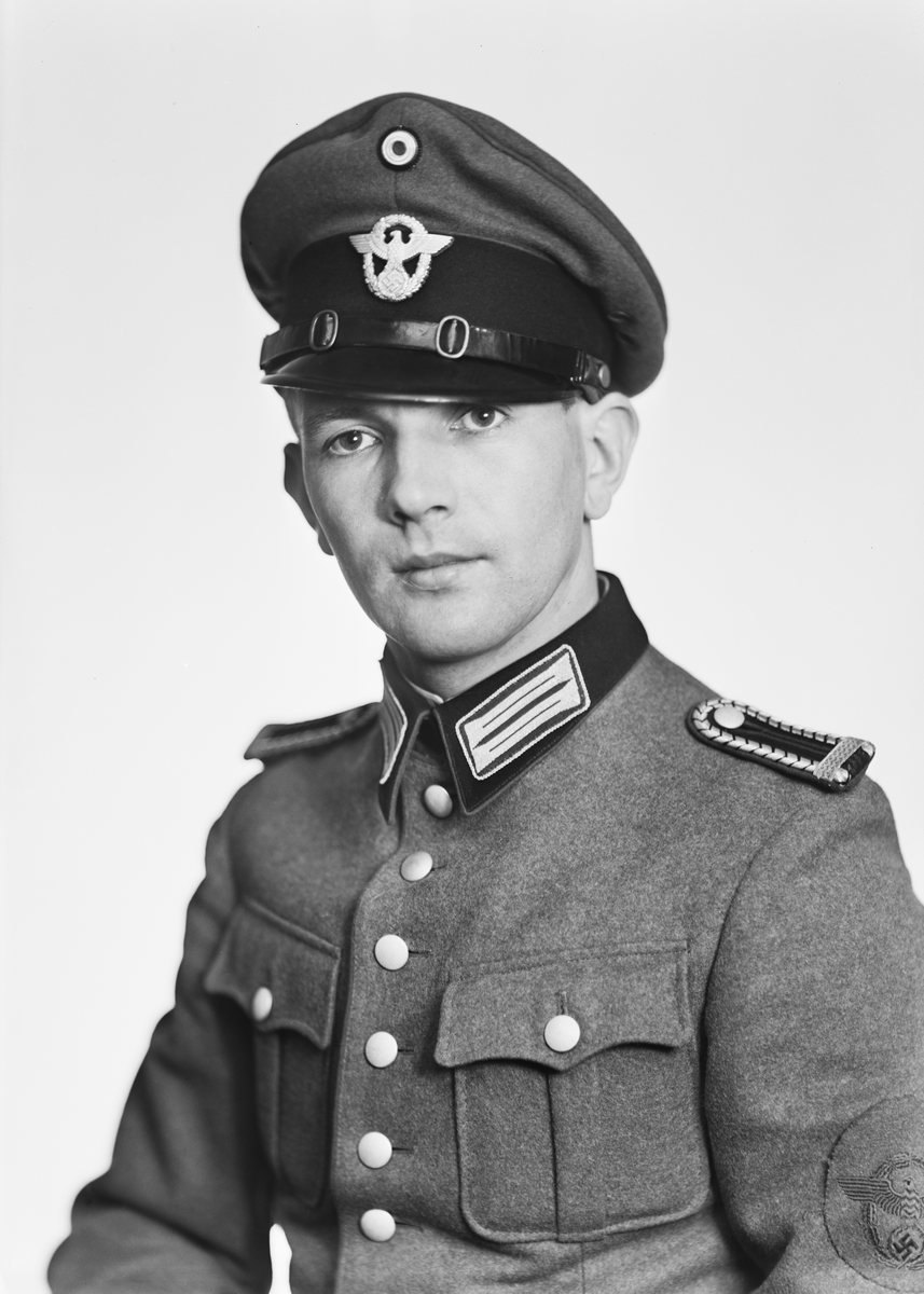 Portrett av en tysk soldat i uniform, Halden 19. januar 1942. 
Bestillers navn: Schilling.