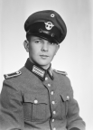 Portrett av en tysk soldat i uniform, Halden 19. januar 1942. 
Bestillers navn: Schilling.