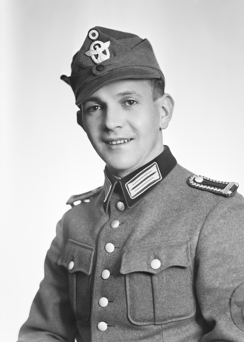 Portrett av en tysk soldat i uniform, Halden 19. januar 1942. 
Bestillers navn: Schilling.