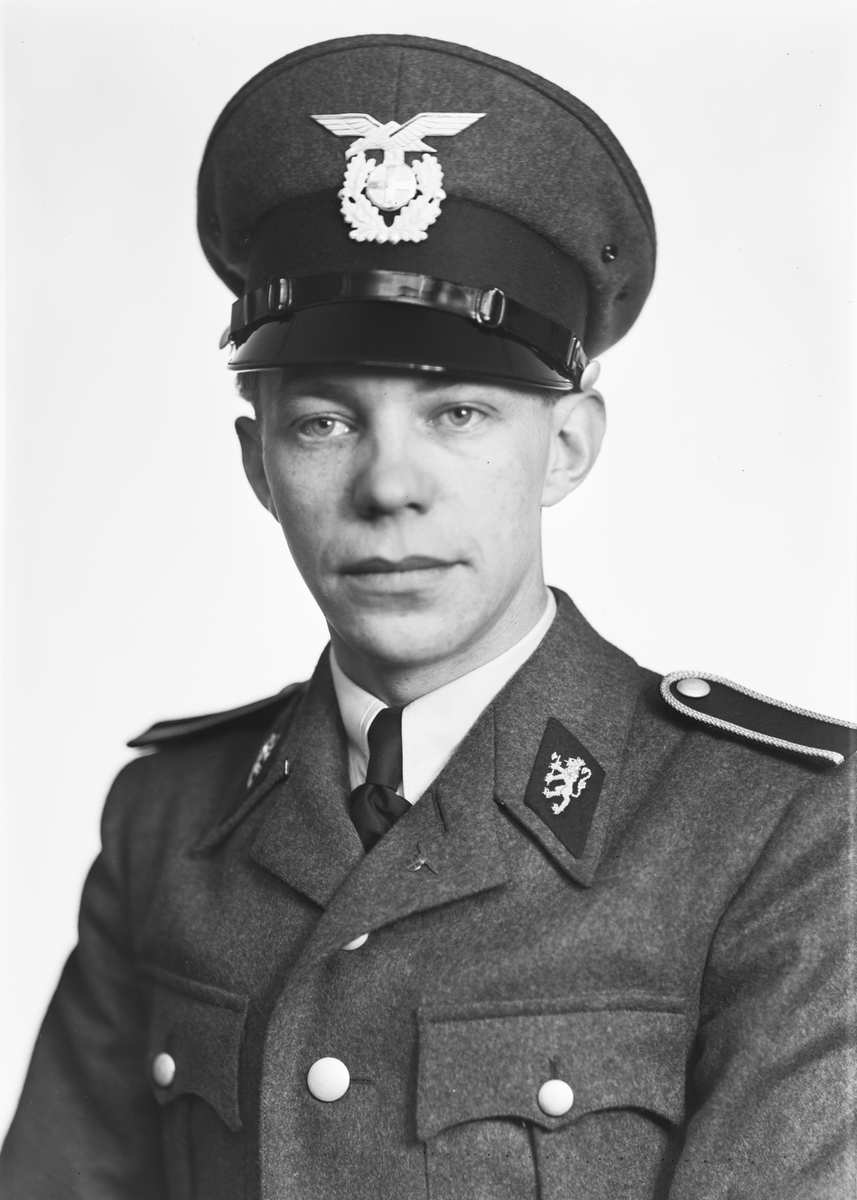 Portrett av NS-mann i uniform, Halden  28. januar 1942. 
Bestillers navn: Aune. Adresse: Storgt. pensjonat.