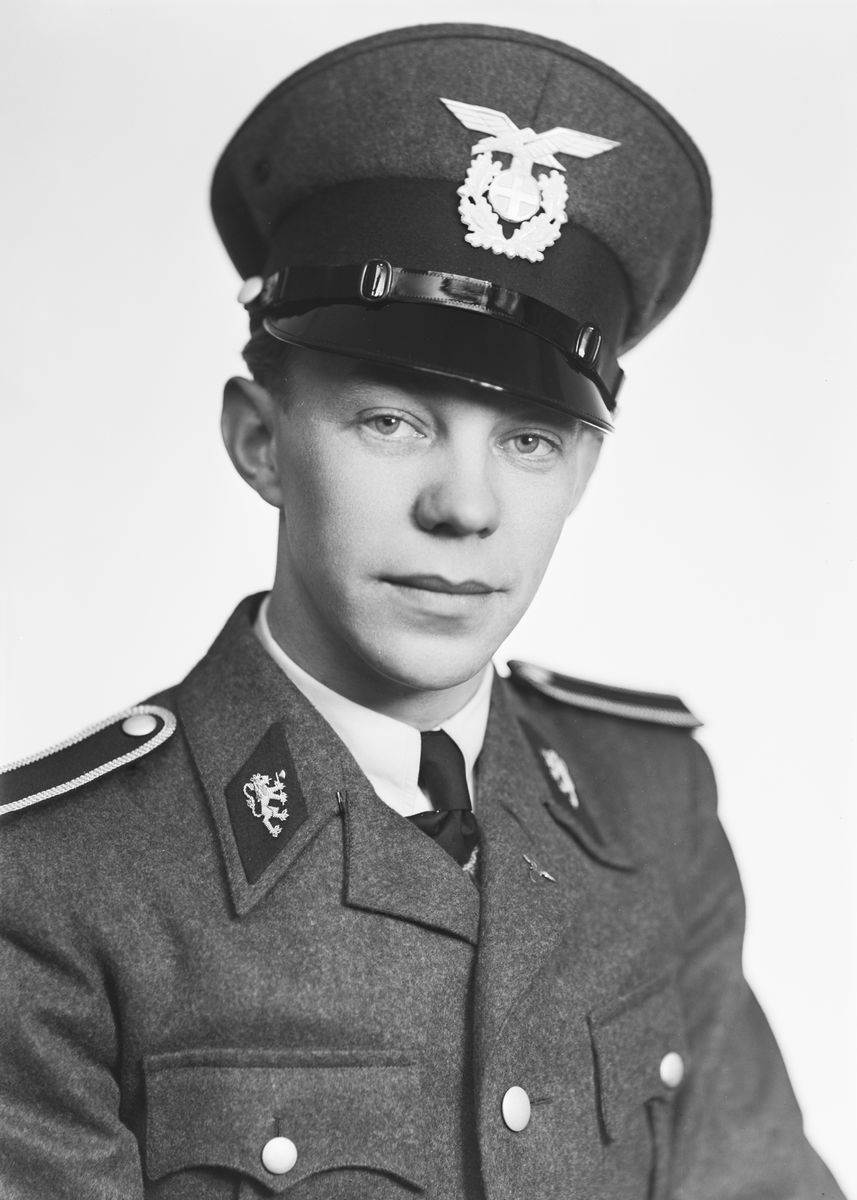 Portrett av  nordmnn i NS-uniform, Halden  28. januar 1942. 
Bestillers navn: Aune. Adresse: Storgt. pensjonat.
