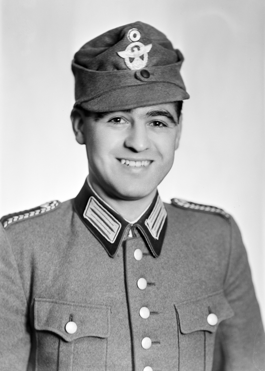 Portrett av en tysk soldat i uniform, Halden  29. januar 1942. 
I bestillingsprotokoll: Kahrs eller Kahs.