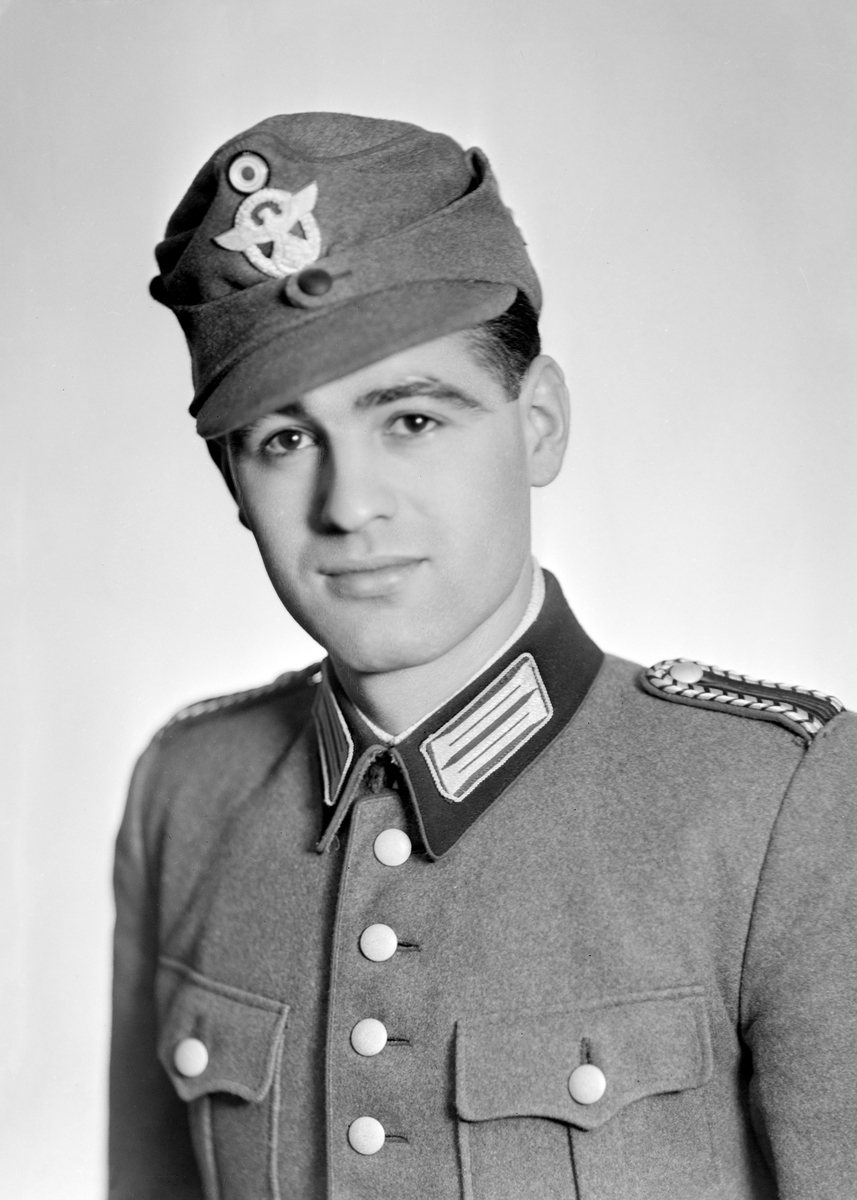 Portrett av en tysk soldat i uniform, Halden  29. januar 1942. 
I bestillingsprotokoll: Kahrs eller Kahs.