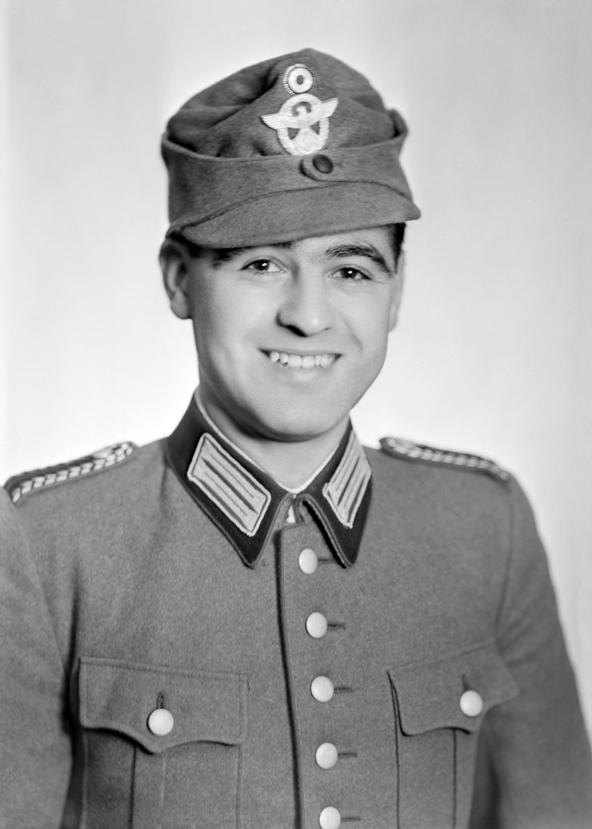 Portrett av en tysk soldat i uniform, Halden  29. januar 1942. 
I bestillingsprotokoll: Kahrs eller Kahs.