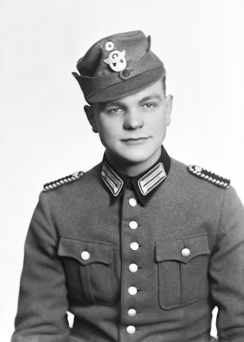 Portrett av en tysk soldat i uniform, Halden  24. februar 1942. 
I bestillingsprotokoll: Wålfram.