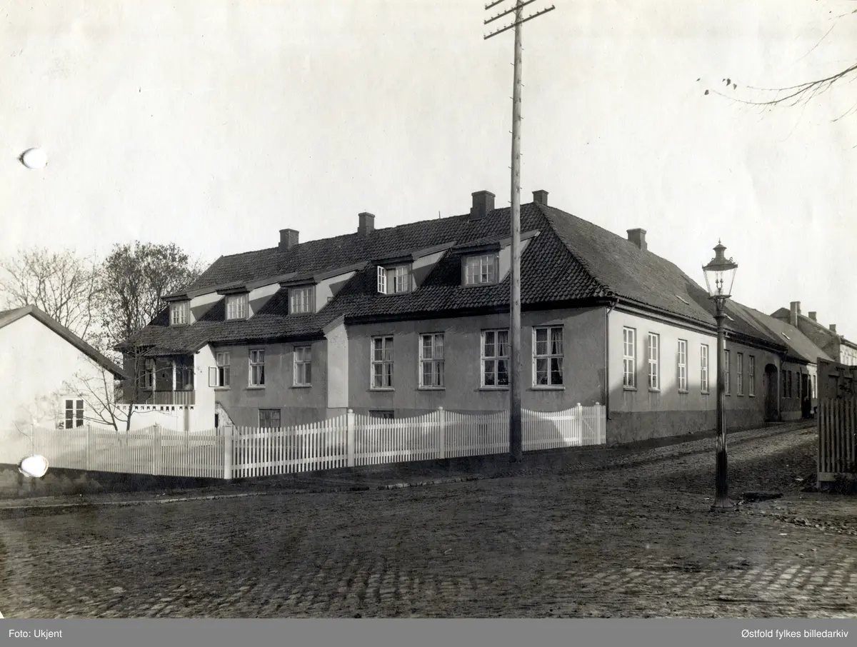 Storgata 20 i Moss ca. 1910. Merk gasslykter.