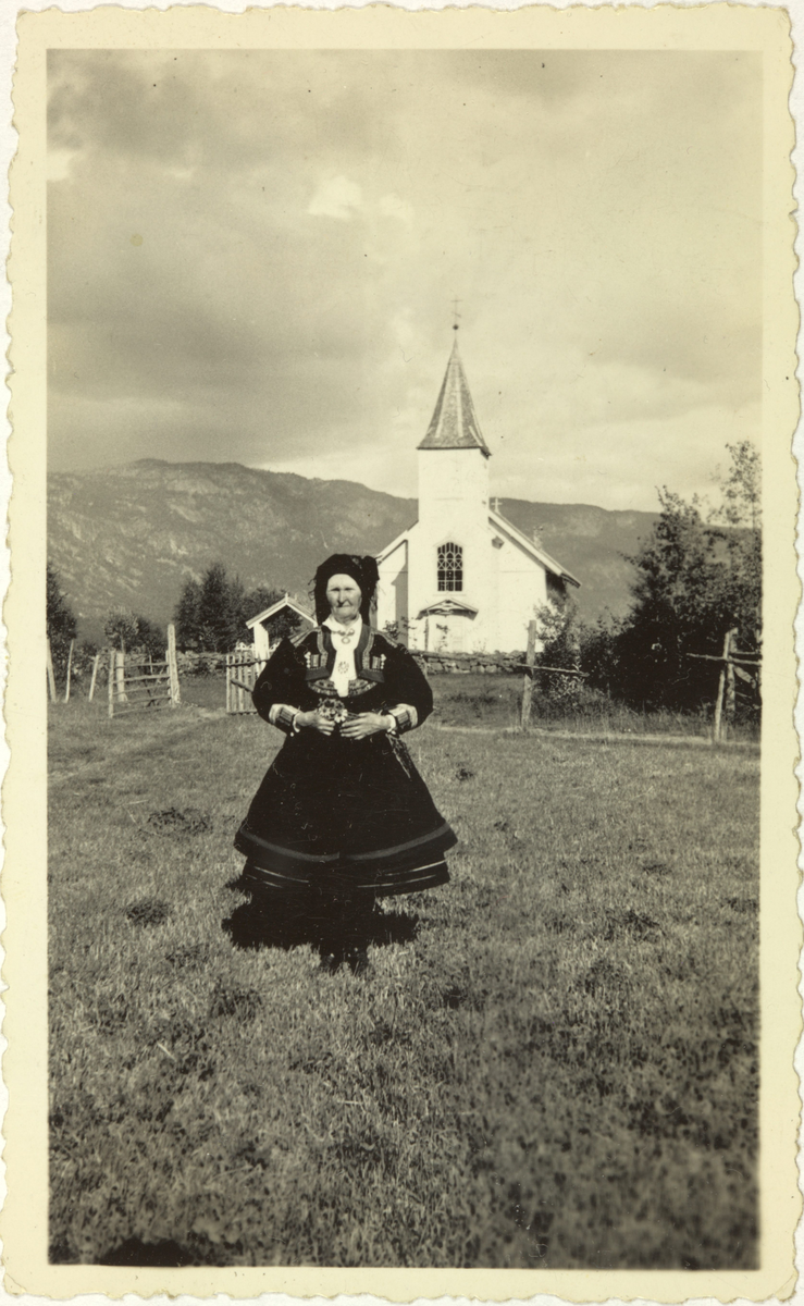 Jorunn Tveit i setesdalsdrakt ved Austad kyrkje.