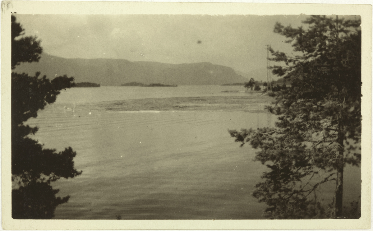 Utsikt over ein innsjø eller ein fjord.