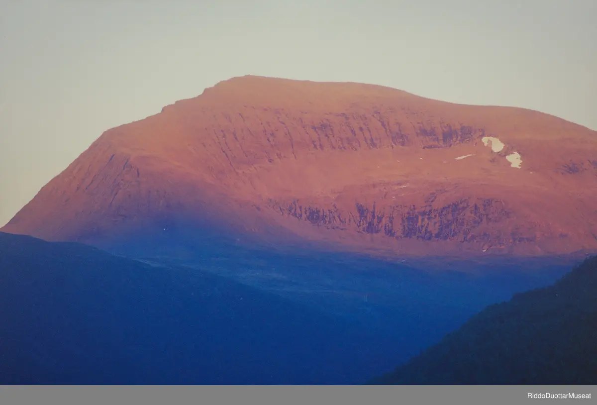 Verket Tinden / Sálašoaivi er en serie fotografier som portretterer Tinden gjennom de ulike årstidene under skiftende vær- og lysforhold. Verket består av til sammen tolv bilder av fjellet Tromsdalstinden som befinner seg i Tromsø. Fotografiene er tatt i perioden 2003-2006.