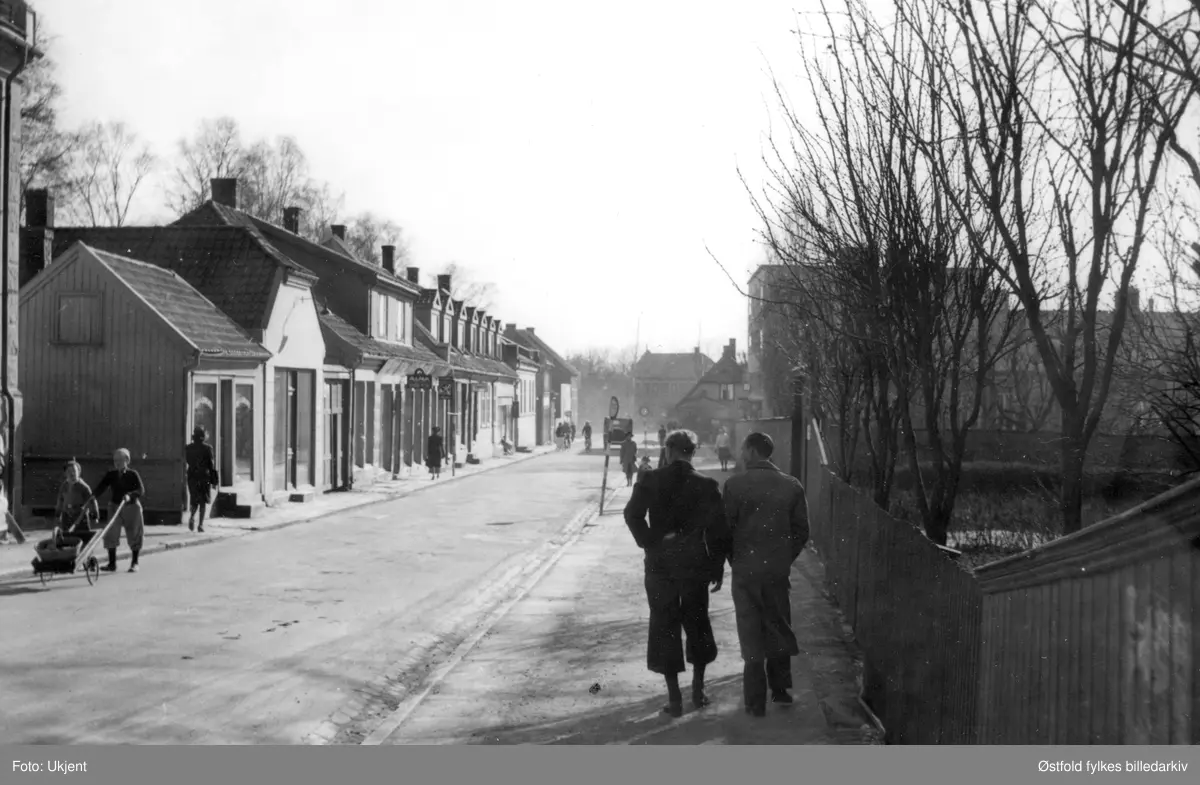 Storgata i Moss mot sør 1940. Storgata Fargehandel og Jacob Johnsen jernvarehandel til venstre. Til høyre dr. Alf Færdens gård.