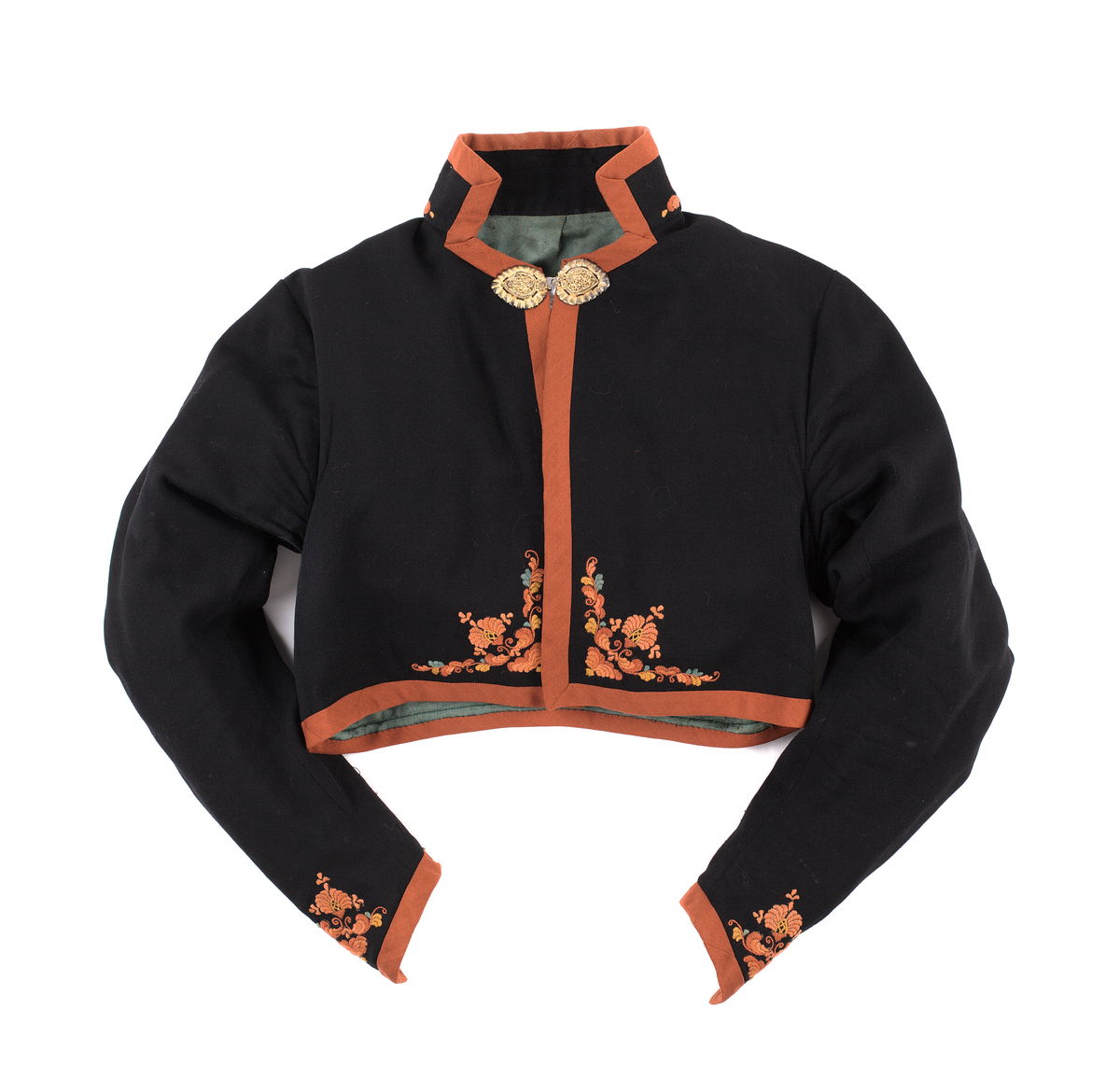 Trøye til Vest-Telemark bunad i ullstoff med rosesaum i jordfargar. Trøya har eit kuftespenne i filigramsrbeid øverst i opninga framme. Ståkrage og splittar ved handledda.