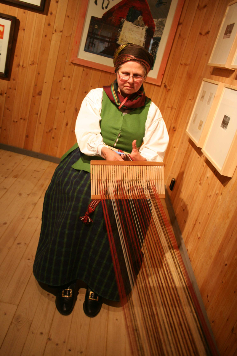 Helga Reidun Bergebakken Nesset med bandvev