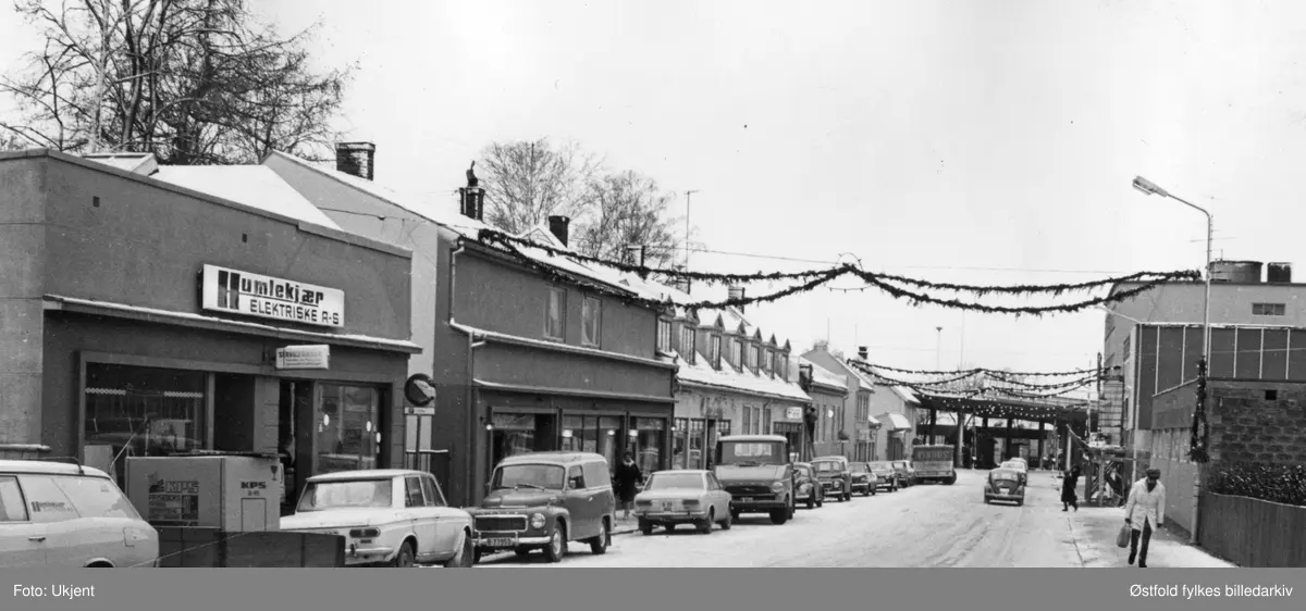 Vinterbilde fra Storgata i Moss mot sør ca. 1975. Til venstre Humlekjær Elektriske AS. Med julegatebelysning.
