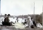 En grupp oidentifierade personer på picknick.