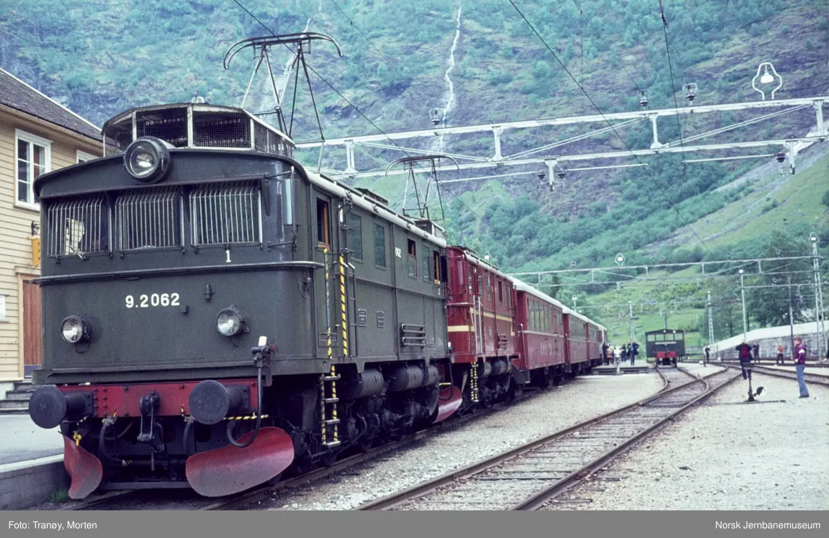 Elektriske lokomotiver type El 9, nær 2062 nærmest, med persontog på Flåm stasjon