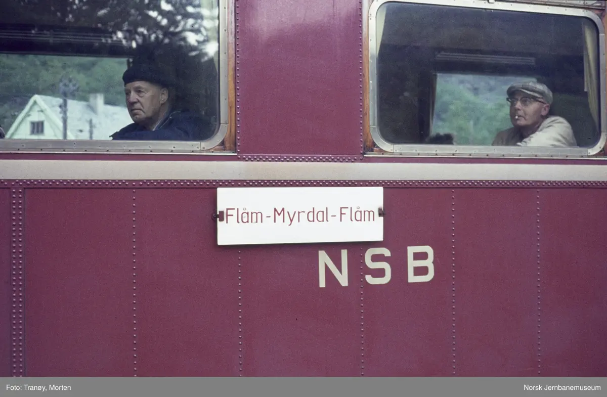 Persontog på Flåm stasjon