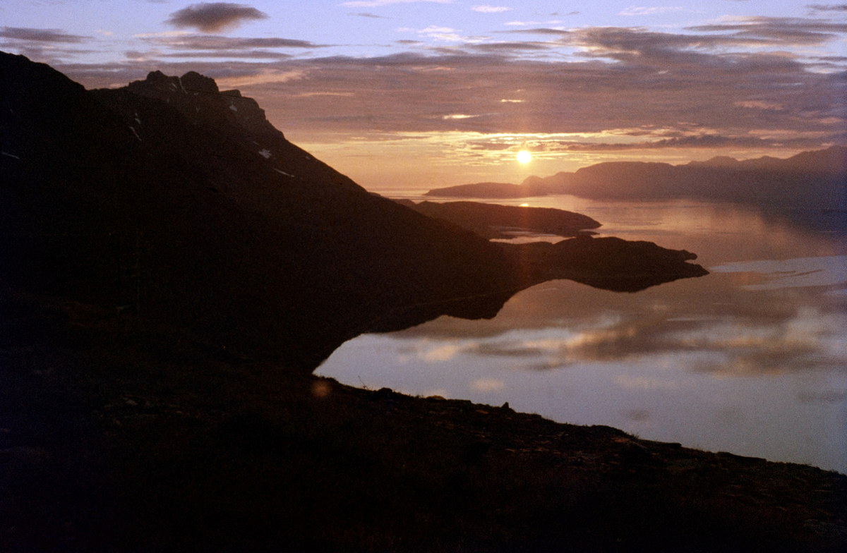 Kvænangsfjorden i midnattssol.