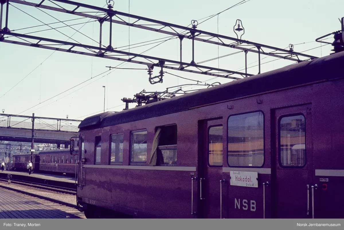 Elektrisk motorvogn BM 67 04 med avrevet strømavtaker på Oslo Østbanestasjon