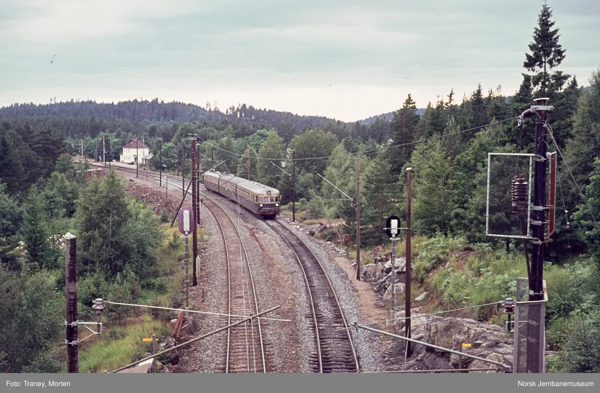 Elektrisk motorvognsett type 66 med persontog til Oslo V avventer kryssing på Selåsvatn  stasjon