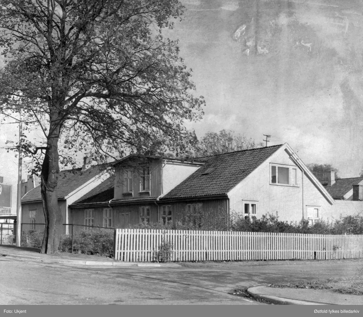 Sykehusgata 10 i Moss ca. 1950-60, sett fra Østre Kanalgate. Denne bygningen ble oppført i 1848. Der lå det gamle sykehuset og  epidemilasarett. Senere holdt veldferds- og frivillighetssentralen til der.