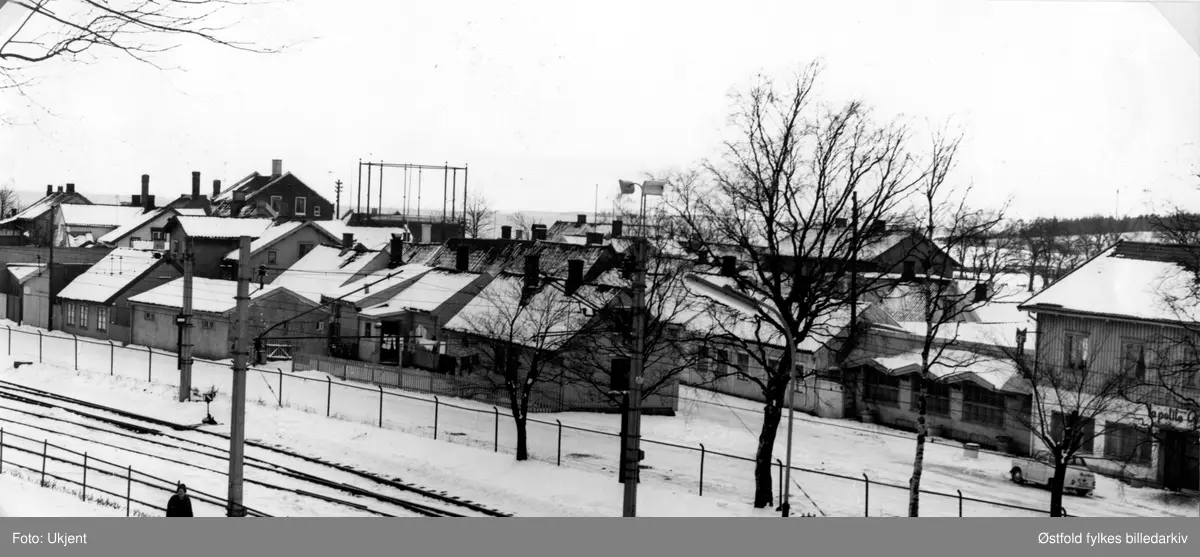 Gateparti fra Moss i vinterdrakt ca. 1960. Værlesands bakgate og Stengata sett fra øst/ Thorneløkka. Til høyre restauranten "Vinco" (La petit café). I bakgrunnen Moss Gassverk.