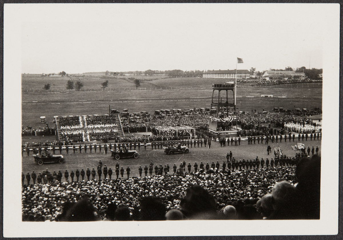 100-årsfeiring i 1925
8/6-25 Presidenten kommer

Antagelig president Coolidges besøk i Minneapolis/St Paul
på 100-års jubileet for Restaurations reise i 1825.